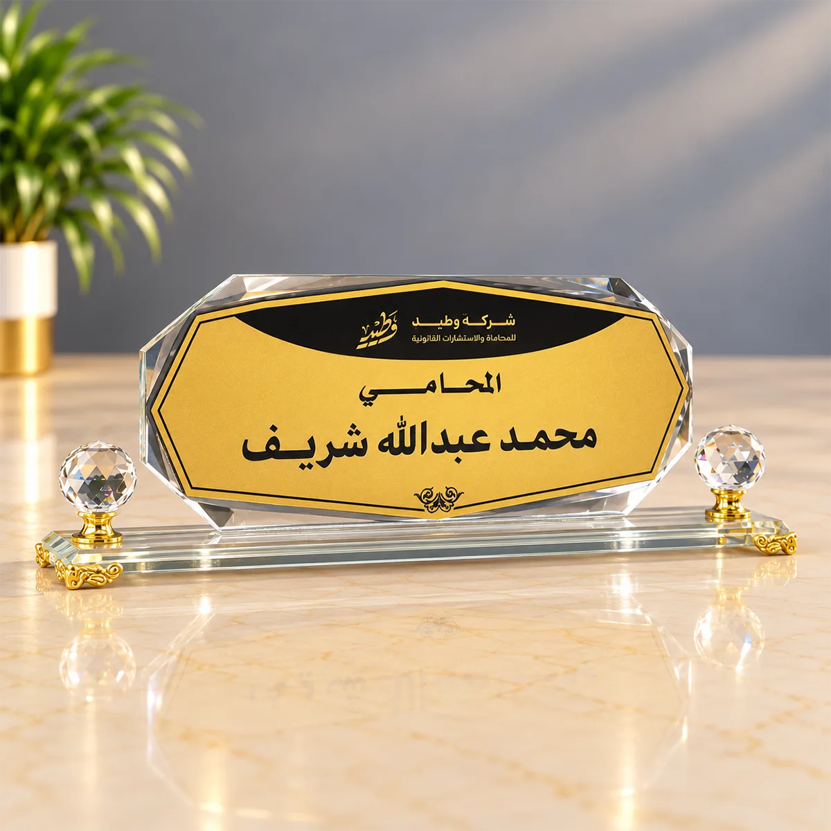 ستاند مكتبي فاخر من الكريستال الشفاف بتصميم ذهبي وأسود